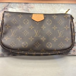 Large pochette bag only. In great used condition! Authentic leather